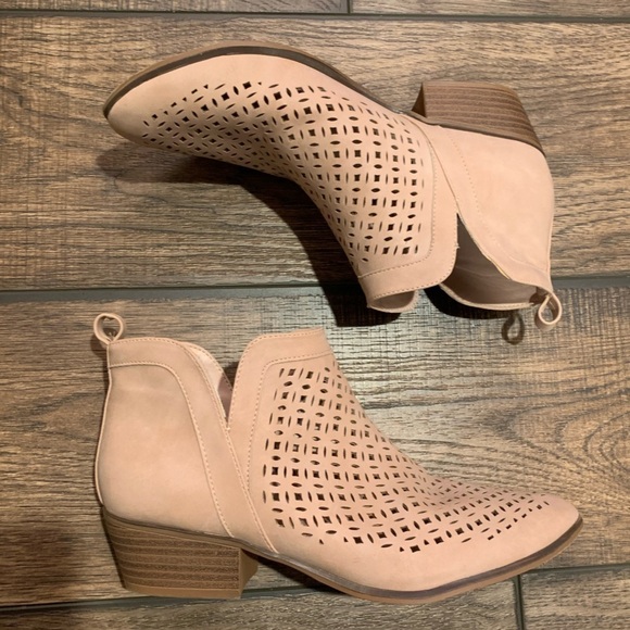 UNIONBAY Laser Cut Split Western Woman’s Slip On Booties Ankle Boots Size 7.5M - Picture 4 of 9